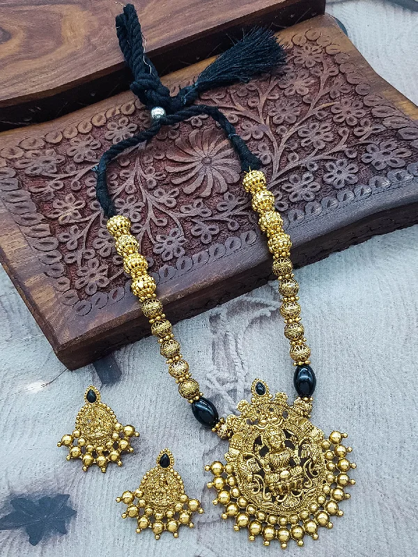 Timeless Beauty, Unbeatable Deals – Jewelry Sale On Gold Plated Necklace Set in Silk thread