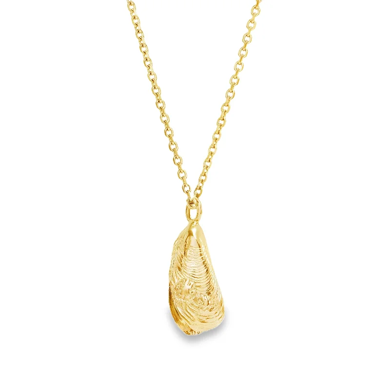 Gold Mussel Shell and Pearl Pendant 18 inch chain